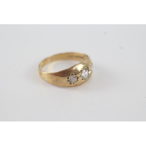 27 - 9ct gold cubic zirconia three stone ring with starburst 
motif