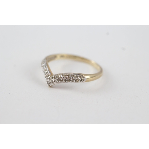 39 - 9ct gold diamond chevron ring