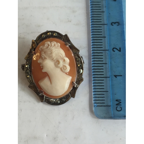 64 - Very Good Quality Vintage Silver Cameo Pendant Brooch