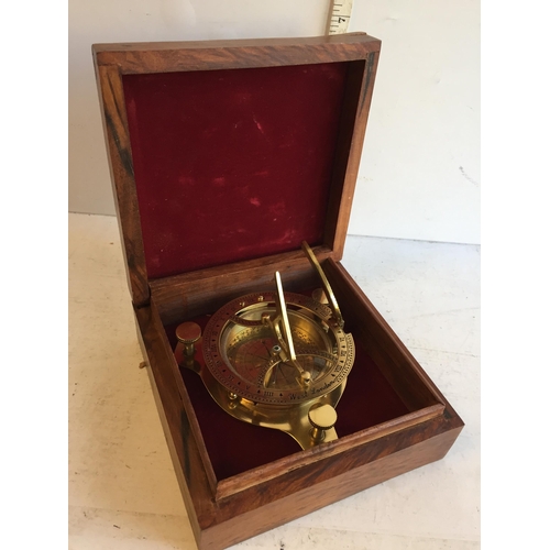 61 - Very Nice Sundial Compass in Wooden Case