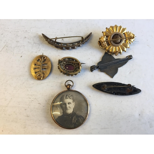 101 - Collection of Antique Jewellery Inc Victorian, Mourning, Paste x 7.


2024412