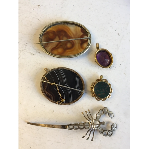 105 - Collection of Antique Jewellery Inc Moonstone,Agate,Scorpion, Fob x 5.


2024406