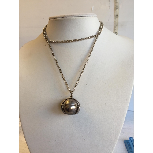 110 - Vintage Sterling Silver Photo Orb Pendant on Belcher Chain.


2024259