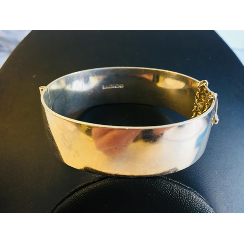 115 - Mid Century Sterling Silver Bangle W/ Etched Design, Safety Chain.


2241014