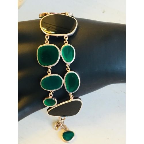 146 - Sterling Silver Modernist Gemstone Bracelet w/ Chrysoprase, Onyx.


2024245