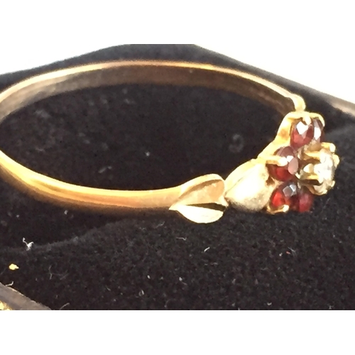 19 - 9ct Gold Red & White Gem Stone Cluster Ring, size S.



2072975