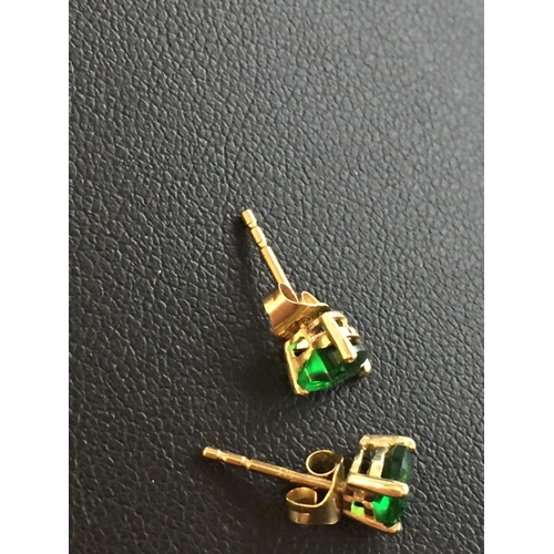 61 - 9ct Gold Heart Cut Green Paste Set Stud Earrings


2055422