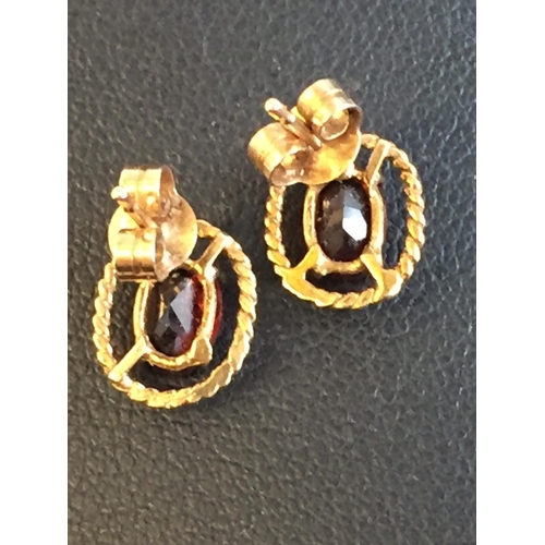 9 - 9ct Gold Garnet Stud Earrings


2072984