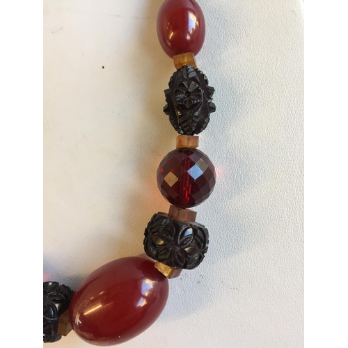 97 - 1930's Bakelite and Early Plastic Beaded Necklace.


2024223