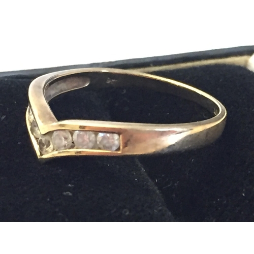 195 - 9ct Gold Clear Gem Stone Chevron Ring, size P.


2008473