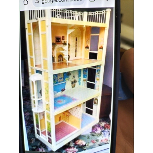 256 - Cindy Doll House with Accessories