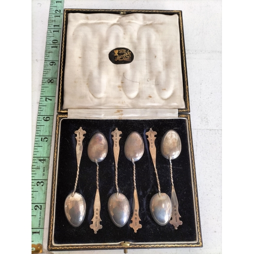 162 - x6 Victorian Sterling Silver Teaspoons, Cased.


2205905