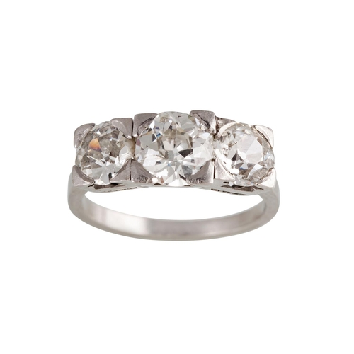 111 - AN EARLY 20TH CENTURY THREE STONE RING, the old cut diamonds cushion cut in white metal. Estimated; ... 