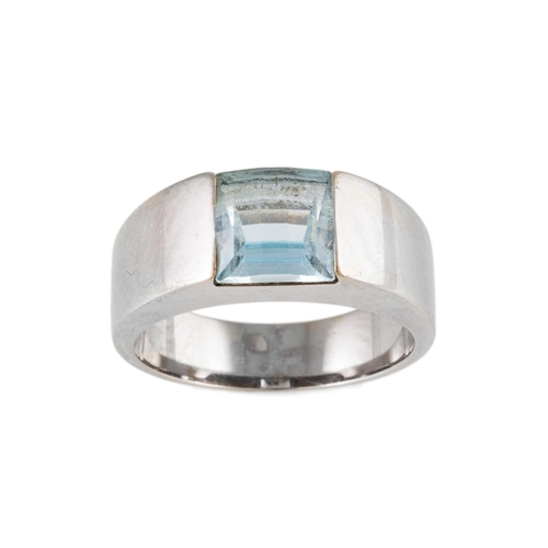 143 - AN AQUAMARINE SET RING, the mixed cut aquamarine illusion set to an 18ct white gold band, size Q - R