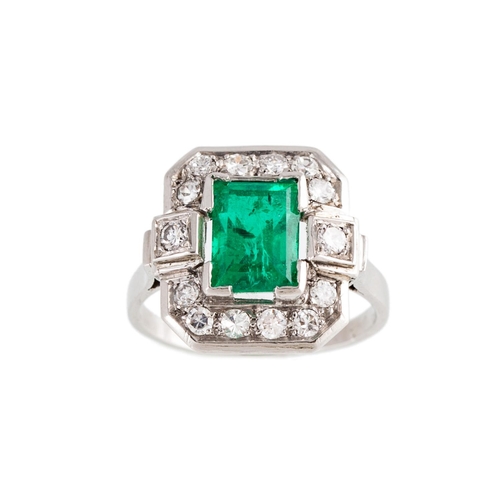 180 - AN EARLY 20TH CENTURY DIAMOND AND EMERALD CLUSTER RING, the rectangular cut emerald to a circular di... 