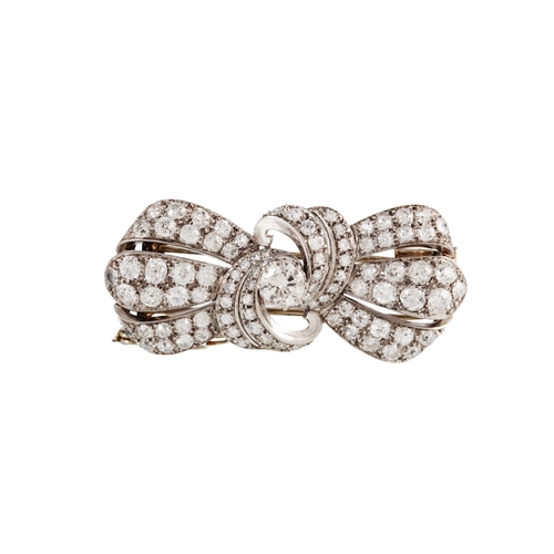 62 - AN EARLY 20TH CENTURY DIAMOND BOW BROOCH, set throughout with old cut diamonds, mounted in white met... 