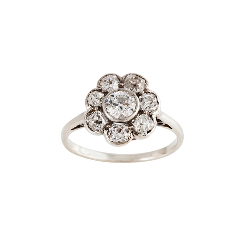 7 - AN ANTIQUE DIAMOND 'DAISY' CLUSTER RING, set with old cut diamonds, mounted in white gold. Estimated... 