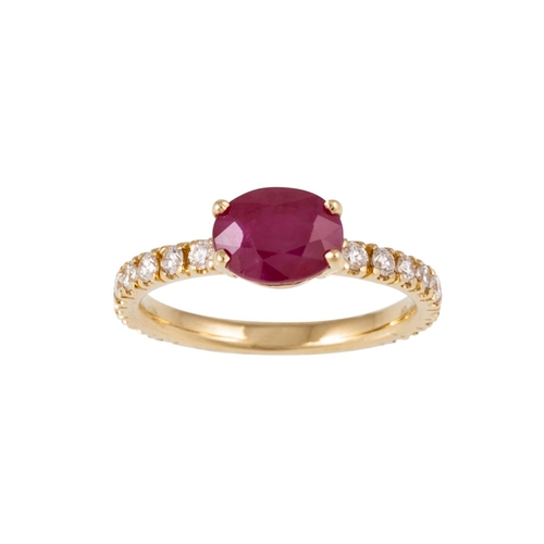 92 - A RUBY SINGLE STONE RING, the oval ruby to brilliant cut diamond shoulders, mounted in yellow gold. ... 