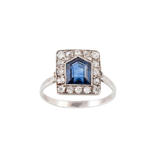 253 - AN EARLY 20TH CENTURY DIAMOND AND SAPPHIRE RING, the shield shaped sapphire to an old cut diamond su... 