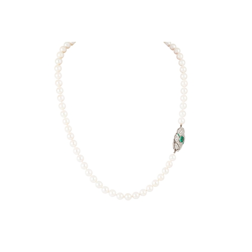 113 - AN ANTIQUE CULTURED PEARL NECKLACE, to an 18ct gold shaped clasp, set with emerald and diamond