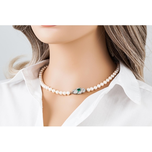 113 - AN ANTIQUE CULTURED PEARL NECKLACE, to an 18ct gold shaped clasp, set with emerald and diamond