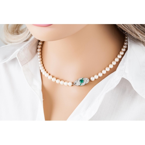 113 - AN ANTIQUE CULTURED PEARL NECKLACE, to an 18ct gold shaped clasp, set with emerald and diamond