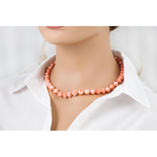 162 - A CORAL BEADED NECKLACE, the beads measuring 8.5 - 9 mm, 14ct gold clasp, 45 cm