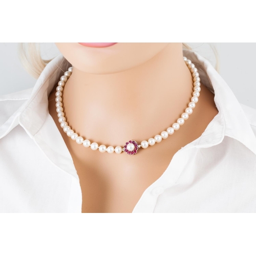 169 - A PEARL NECKLACE, the pearls measuring 7 mm, to a ruby and pearl 18ct gold clasp