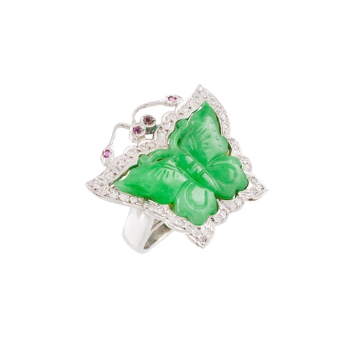 187 - A DIAMOND AND JADE RING, modelled as a butterfly, the carved jade wings to ruby eyes and a diamond s... 