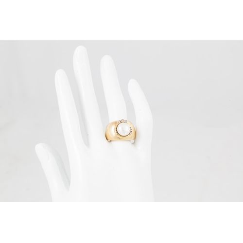 28 - A PEARL RING, the mabé pearl mounted in 18ct gold, size O