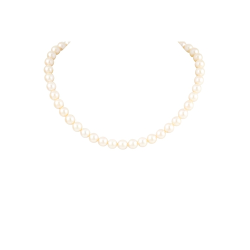 104 - A CULTURED PEARL NECKLACE CHOKER, to an 18ct gold clasp