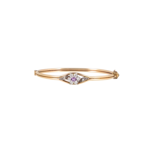 191 - A MODERN 9CT YELLOW GOLD HINGED DOUBLE WIRE BANGLE, gem set. (gross weight) ca 9.3 g.