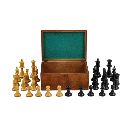 237 - AN ANTIQUE STAUNTON FULL SIZED HARDWOOD CHESS SET