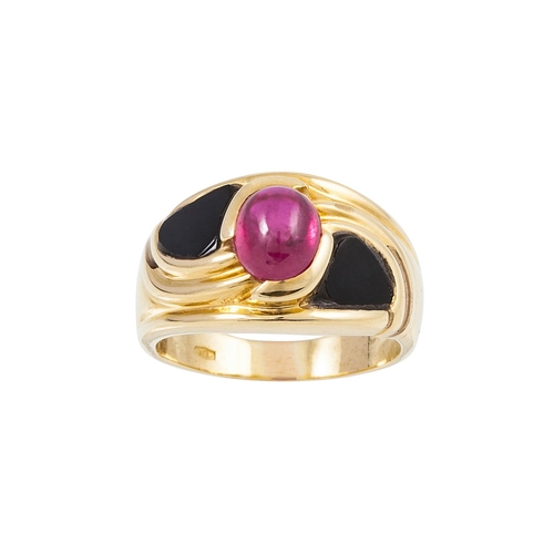 295 - A RUBY AND ONYX DRESS RING, set with a cabochon ruby, flanked with two onyx panels, mounted in 18ct ... 