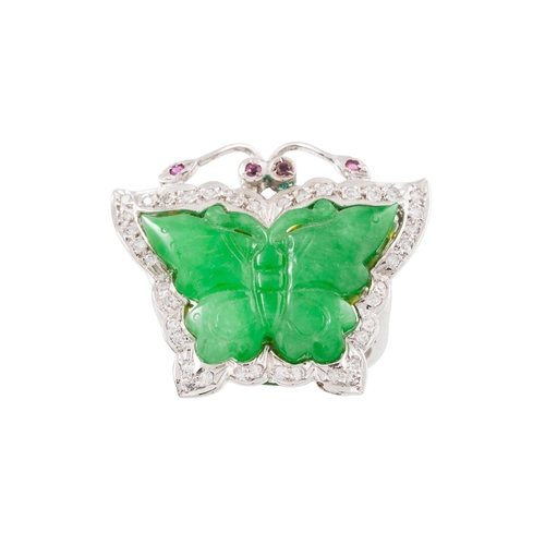 368 - A DIAMOND AND JADE RING, modelled as a butterfly, the carved jade wings to ruby eyes and a diamond s... 