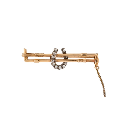 369 - A DIAMOND SET HUNTING BROOCH, modelled as two riding crops set with an diamond horseshoe, set with o... 