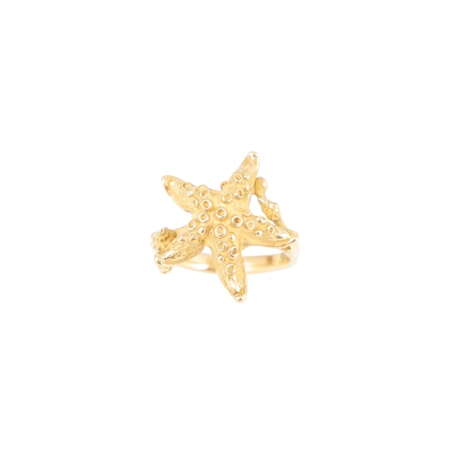 490 - A 18CT YELLOW GOLD DRESS RING, modelled as a star fish