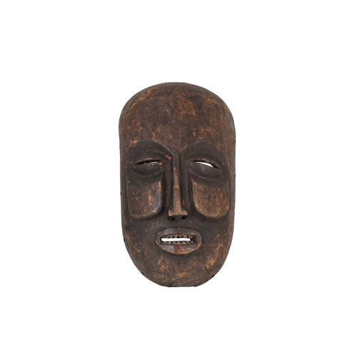 499 - A VINTAGE CARVED SOUTHERN HEMISPHERE FACE MASK, (date and location unknown), ca 12.5'' drop