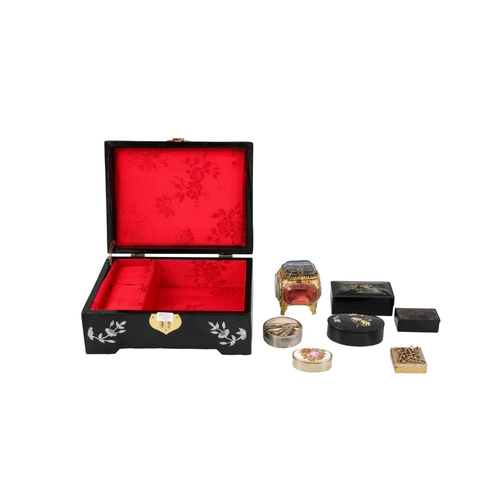 522 - A COLLECTION OF PILL BOXES, ring box, snuff boxes with a modern lacquered jewel musical box