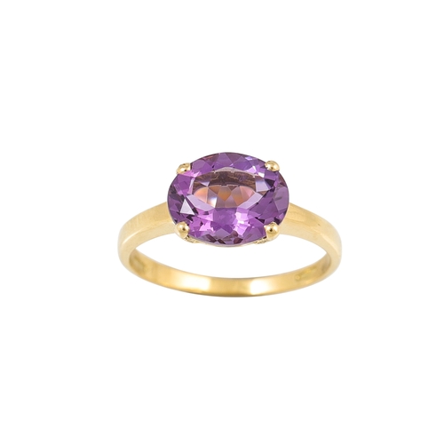 290 - AN AMETHYST SINGLE STONE RING, the oval amethyst mounted in 18ct yellow gold, size L