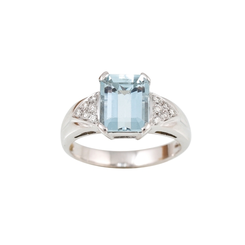 341 - AN AQUAMARINE AND DIAMOND RING, the rectangular aquamarine to diamond set shoulders, mounted in 18ct... 