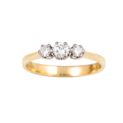 472 - A THREE STONE DIAMOND RING, the brilliant cut diamonds mounted in 18ct yellow gold. Estimated: weigh... 