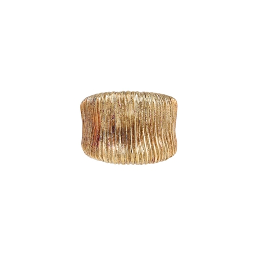 126 - A 14CT GOLD ITALIAN DESIGN RING, 10 g.