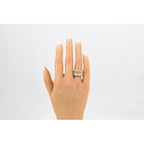 126 - A 14CT GOLD ITALIAN DESIGN RING, 10 g.