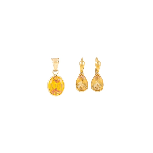 138 - A CITRINE RING, together with a pair of citrine earrings and pendant, all in 18ct yellow gold, size ... 