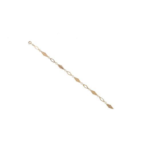 196 - A MID 20TH CENTURY 9CT YELLOW GOLD FANCY LINK BRACELET (4.7 g.)