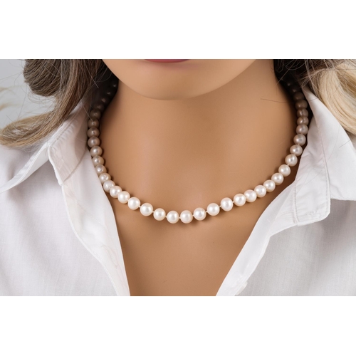 21 - A CULTURED PEARL NECKLACE, with a 9ct gold clasp