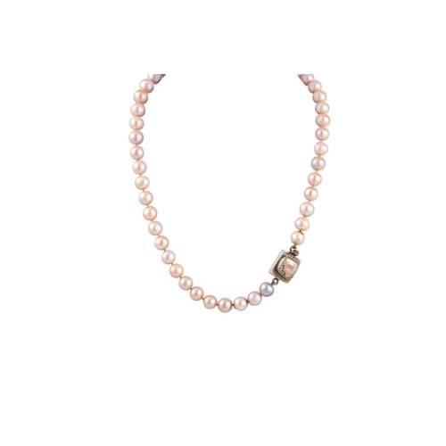 229 - A PINK CULTURED PEARL NECKLACE, with a pearl set silver clasp