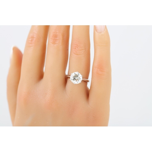 242 - A DIAMOND SOLITAIRE RING, the old brilliant cut diamond mounted in platinum.  Estimated: weight of d... 