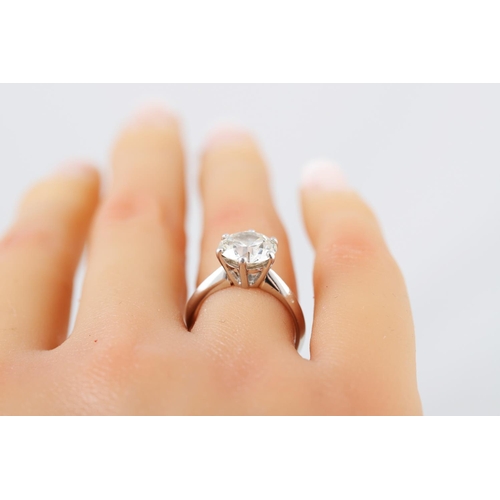 242 - A DIAMOND SOLITAIRE RING, the old brilliant cut diamond mounted in platinum.  Estimated: weight of d... 